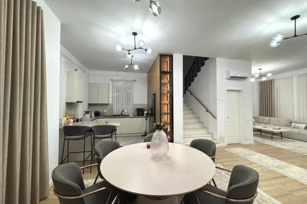 Shtepi me qera 4+1 ne Tirane - 2,500 Euro