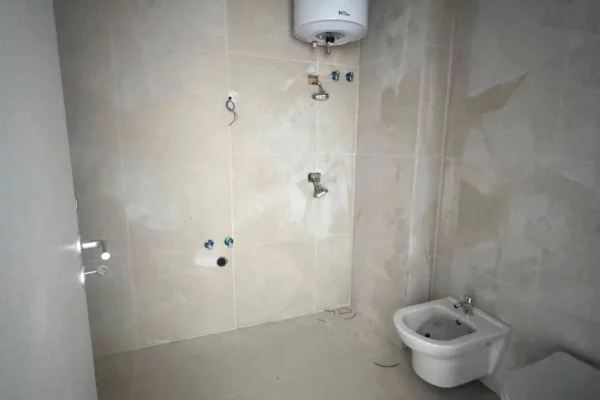 Shtepi ne shitje Apartament ne Tirane, 1+1, Mobilimi Bosh, pa mobiluar, Pagesa 67,000  Euro.