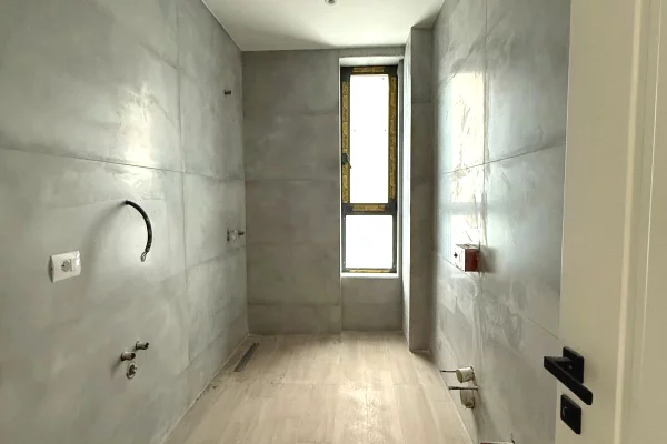 Shtepi ne shitje Apartament ne Tirane, 3+1, Mobilimi Bosh, pa mobiluar, Pagesa 267,400  Euro.