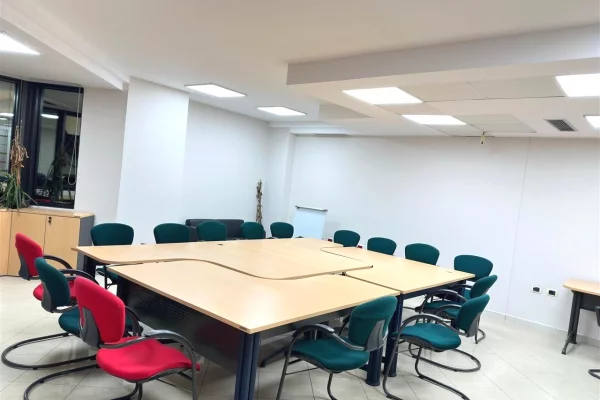 Ambient biznesi me qera 3+1 ne Tirane - 19,000 Euro