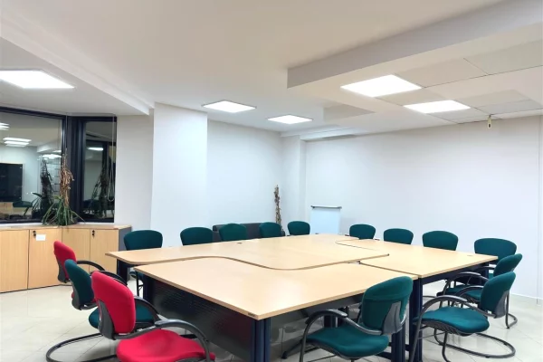 Ambient biznesi me qera 3+1 ne Tirane - 19,000 Euro