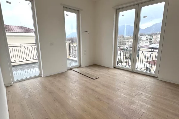 Luxury villas for sale in Tirana 4+1, Emty