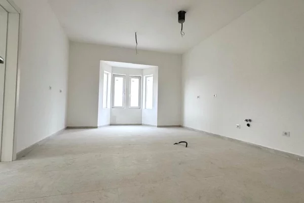 Luxury villas for sale in Tirana 4+1, Emty