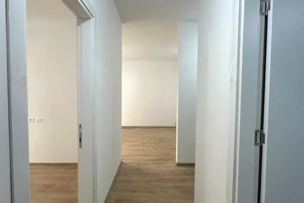 Shtepi ne shitje Apartament ne Tirane, 2+1, Mobilimi Bosh, pa mobiluar, Pagesa 104,500  Euro.
