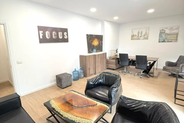 Ambient biznesi me qera 3+1 ne Tirane - 3,000 Euro