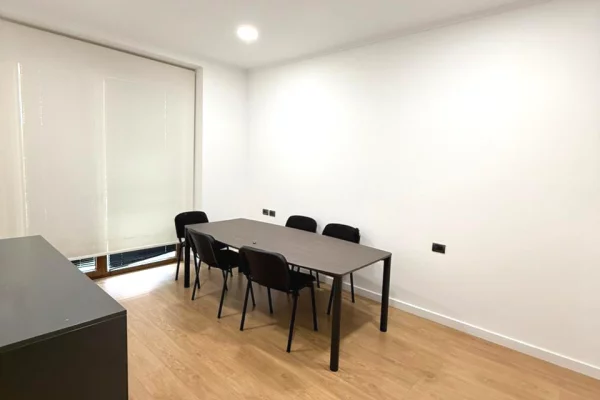 Ambient biznesi me qera 3+1 ne Tirane - 2,500 Euro