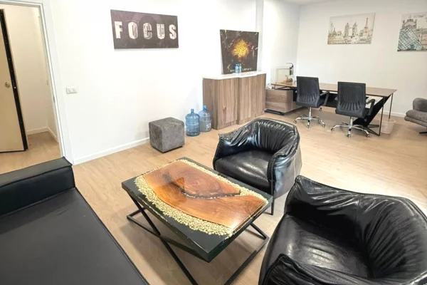 Ambient biznesi me qera 3+1 ne Tirane - 2,500 Euro