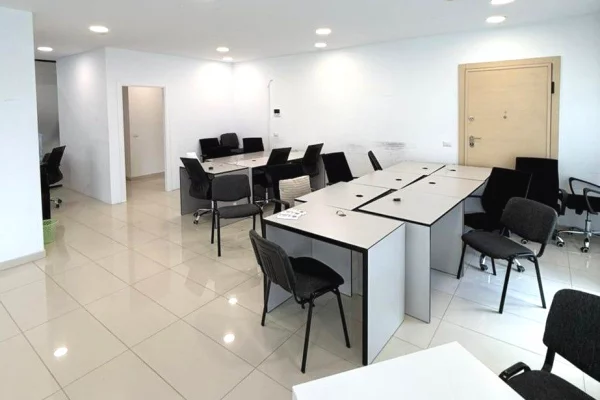 Ambient biznesi me qera 3+1 ne Tirane - 2,500 Euro