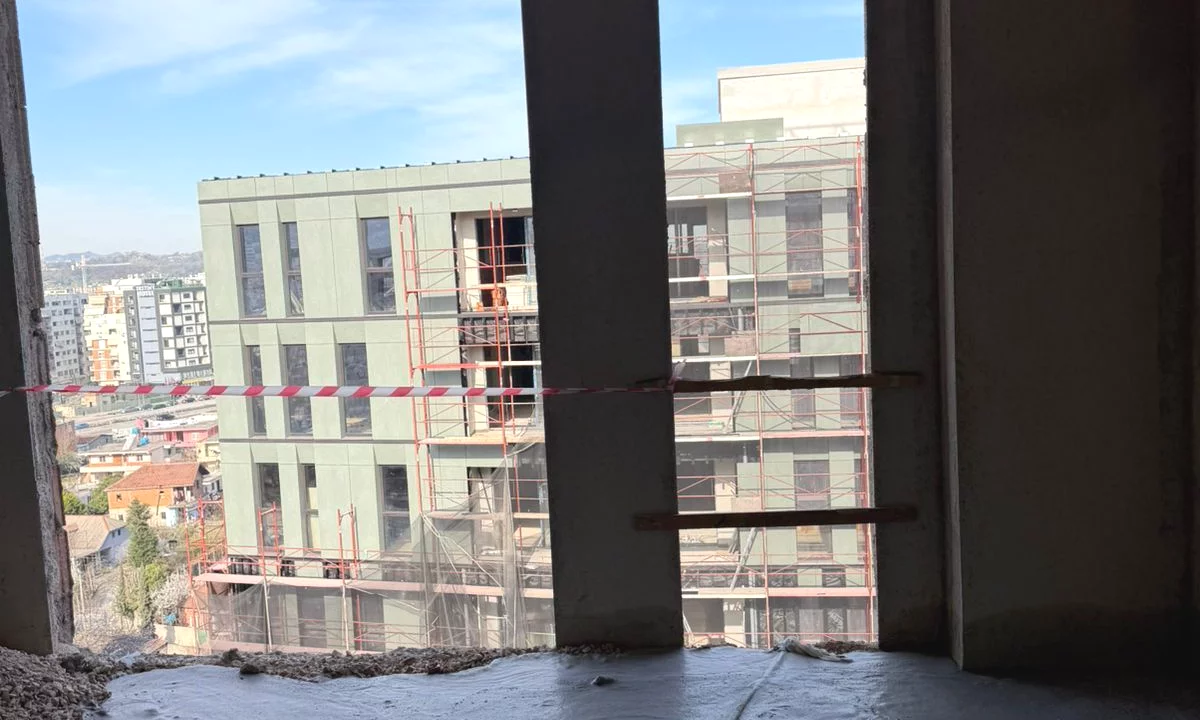 Shtepi ne shitje Apartament ne Tirane, 2+1, Mobilimi Bosh, pa mobiluar, Pagesa 176,035  Euro.