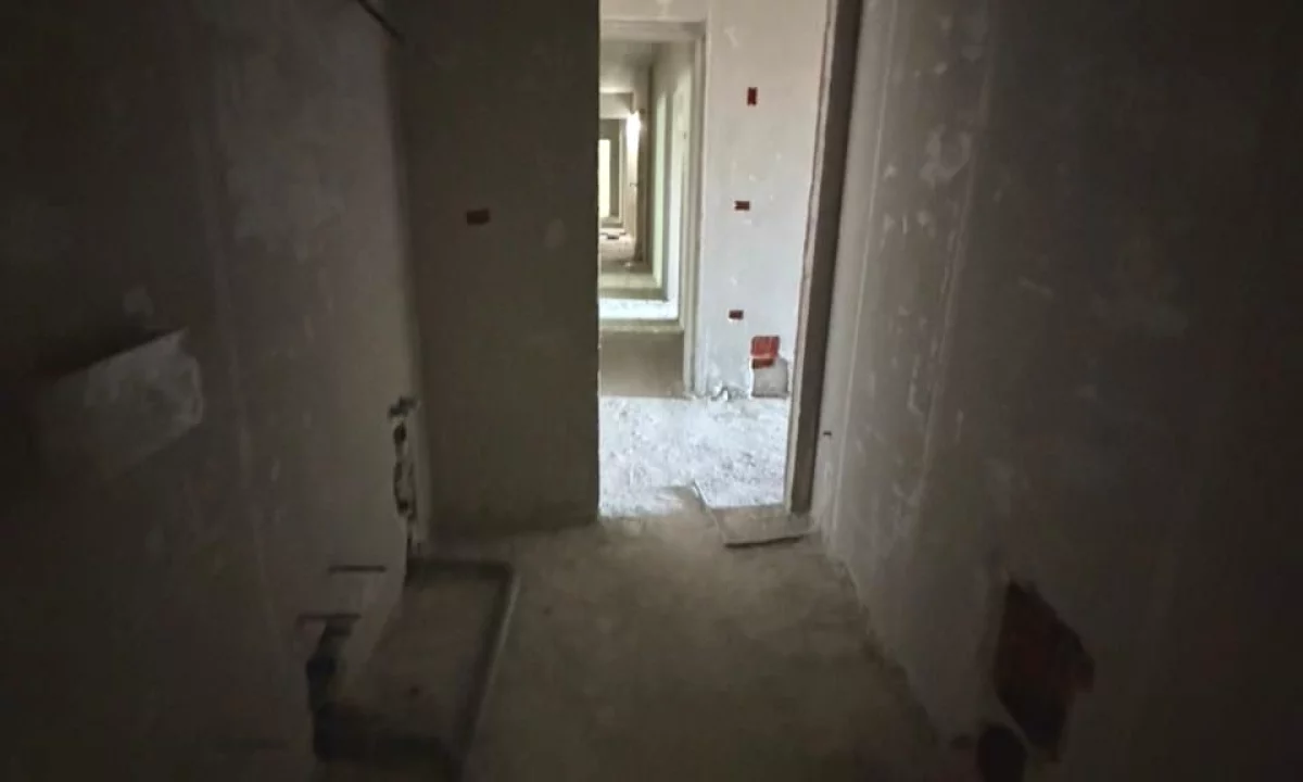 Shtepi ne shitje Apartament ne Tirane, Garsoniere, Mobilimi Bosh, pa mobiluar, Pagesa 61,295  Euro.