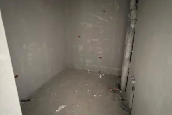 Shtepi ne shitje Apartament ne Tirane, Garsoniere, Mobilimi Bosh, pa mobiluar, Pagesa 61,295  Euro.