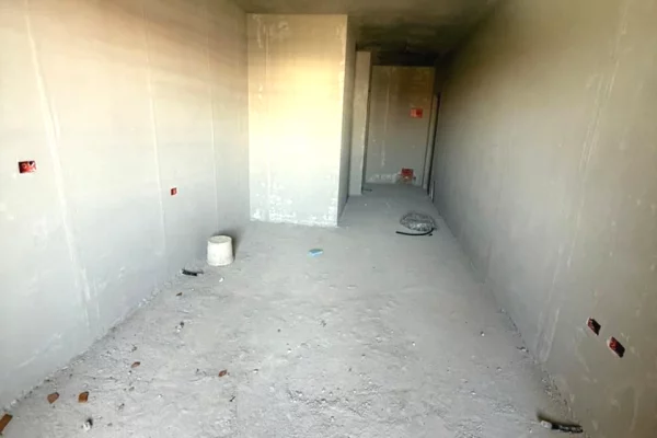 Shtepi ne shitje Apartament ne Tirane, Garsoniere, Mobilimi Bosh, pa mobiluar, Pagesa 61,295  Euro.