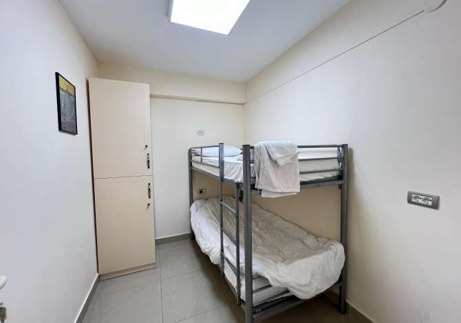 Shtepi ne shitje Apartament ne Tirane, Garsoniere, Mobilimi Pjeserisht e mobiluar, Pagesa 110,000  Euro.