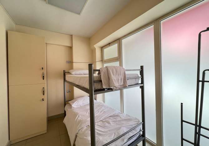 Shtepi ne shitje Apartament ne Tirane, Garsoniere, Mobilimi Pjeserisht e mobiluar, Pagesa 110,000  Euro.