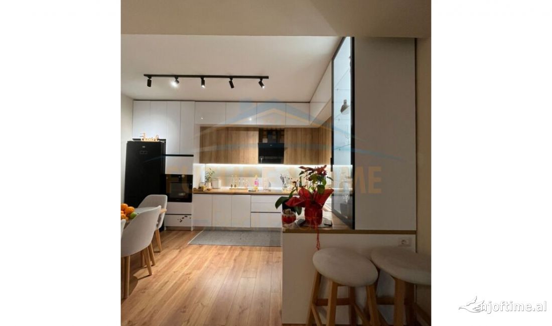 Shtepi ne shitje Apartament ne Tirane, 2+1, Mobilimi E mobiluar, Pagesa 210,000  Euro.