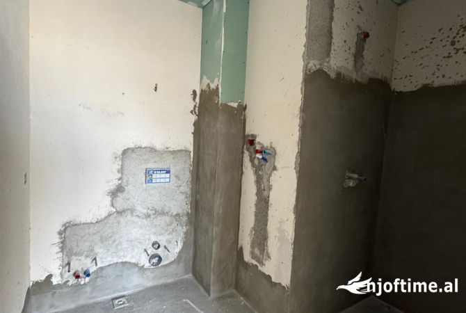 Shtepi ne shitje Apartament ne Tirane, 2+1, Mobilimi Bosh, pa mobiluar, Pagesa 250,000  Euro.