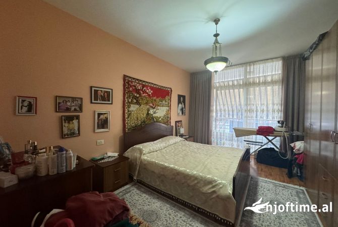 Shtepi ne shitje Apartament ne Tirane, 2+1, Mobilimi E mobiluar, Pagesa 250,000  Euro.