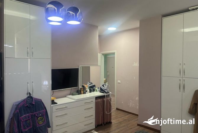 Shtepi ne shitje Apartament ne Tirane, 2+1, Mobilimi E mobiluar, Pagesa 250,000  Euro.