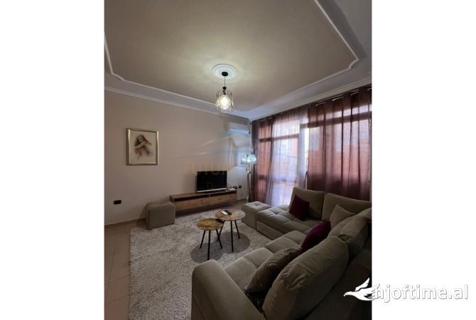 Shtepi me qera Apartament ne Tirane, 2+1, Mobilimi E mobiluar, Pagesa 700  Euro.