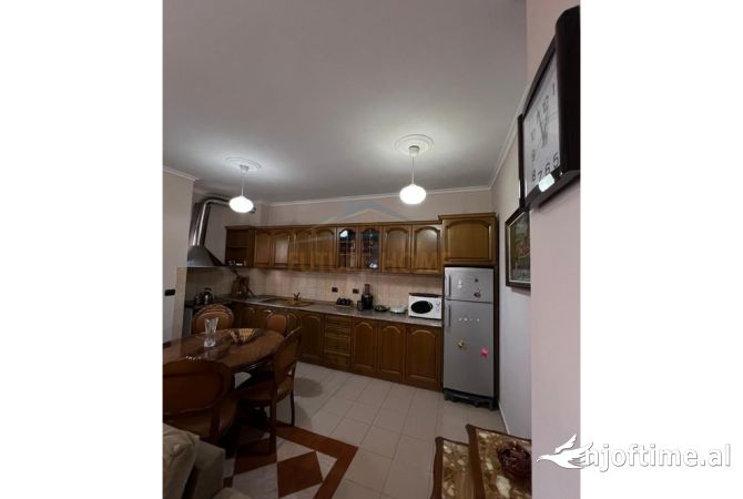 Shtepi me qera Apartament ne Tirane, 2+1, Mobilimi E mobiluar, Pagesa 700  Euro.