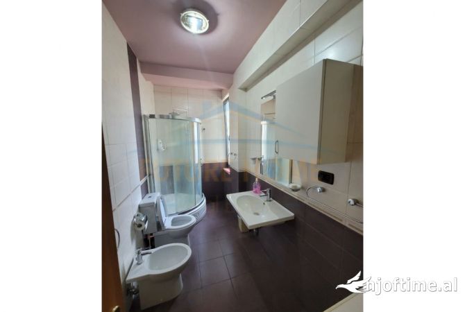 Shtepi me qera Apartament ne Tirane, 2+1, Mobilimi E mobiluar, Pagesa 700  Euro.