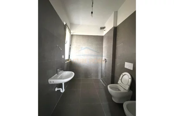 Shtepi me qera Apartament ne Tirane, 2+1, Mobilimi Bosh, pa mobiluar, Pagesa 1,200  Euro.