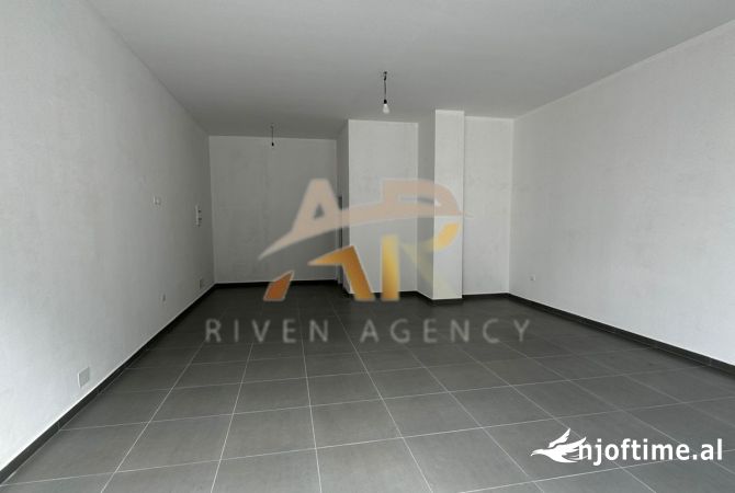 Jepet me qira dyqan tek Farmacia 10