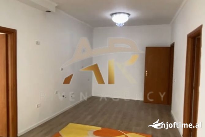Shtepi ne shitje Apartament ne Tirane, 2+1, Mobilimi Bosh, pa mobiluar, Pagesa 93,000  Euro.