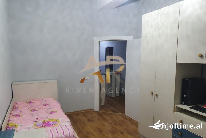 Shtepi ne shitje Apartament ne Tirane, 2+1, Mobilimi E mobiluar, Pagesa 145,000  Euro.