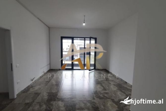 Ambient biznesi me qera 3+1 ne Tirane - 75,000 Leke