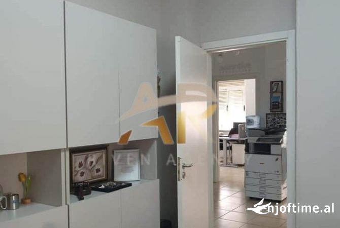 Ambient biznesi me qera 3+1 ne Tirane - 1,400 Euro
