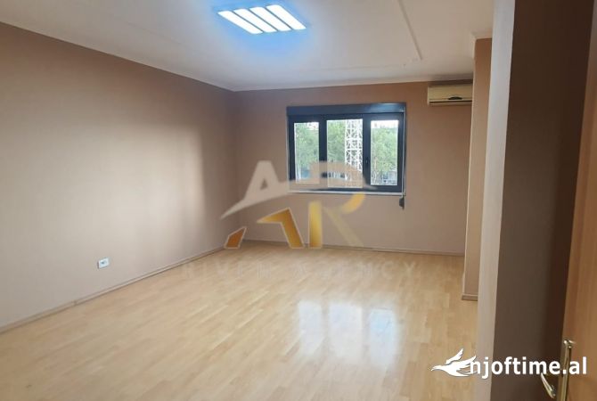 Ambient biznesi me qera 3+1 ne Tirane - 1,600 Euro