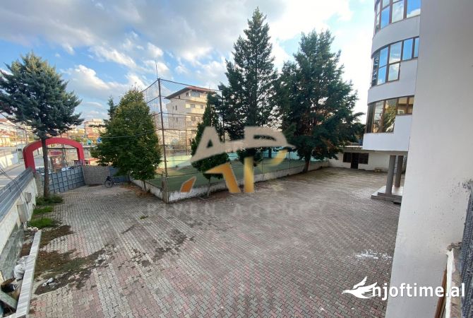 Jepet me qera Godine multifunksionale 4 kateshe tek Kthesa e Kamzes