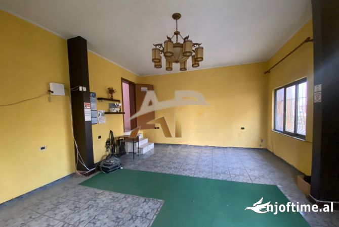 Jepet me qera Godine multifunksionale 4 kateshe tek Kthesa e Kamzes
