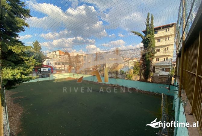 Jepet me qera Godine multifunksionale 4 kateshe tek Kthesa e Kamzes