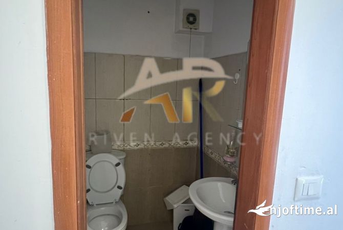 Jepet ambjent zyre me qera ne zonen e Brrylit  