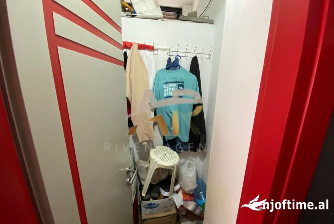 Shitet biznesi Fast Food Komuna Parisit