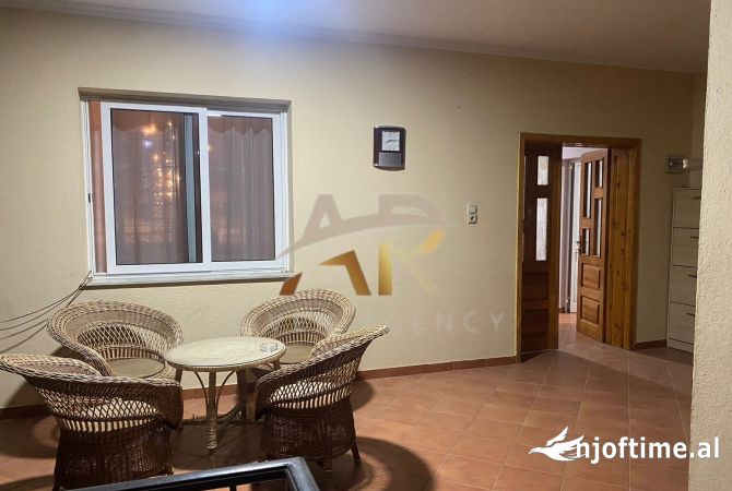 Shtepi me qera Apartament ne Tirane, 2+1, Mobilimi E mobiluar, Pagesa 40,000  Leke.