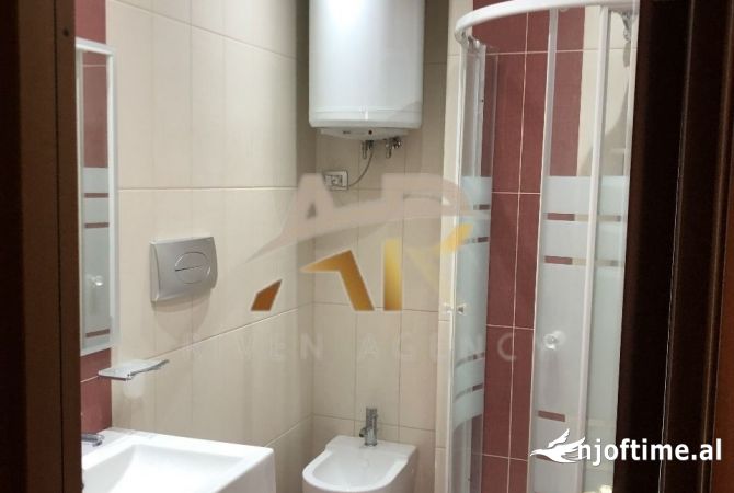 Shtepi me qera Apartament ne Tirane, 3+1, Mobilimi E mobiluar, Pagesa 1,100  Euro.