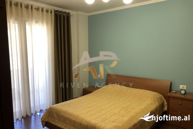 Shtepi me qera Apartament ne Tirane, 3+1, Mobilimi E mobiluar, Pagesa 1,100  Euro.