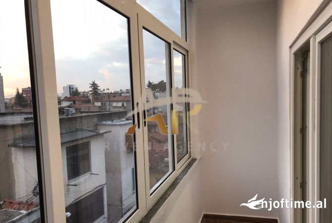 Shtepi ne shitje Apartament ne Tirane, 1+1, Mobilimi Bosh, pa mobiluar, Pagesa 135,000  Euro.