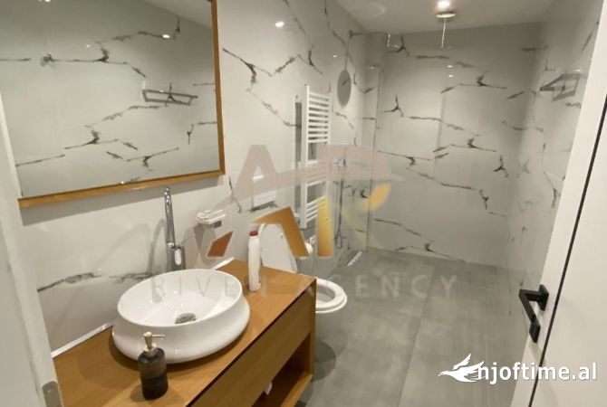 Shtepi me qera Duplex(shtepi me 2 kate) ne Tirane, 2+1, Mobilimi Pjeserisht e mobiluar, Pagesa 1,200  Euro.