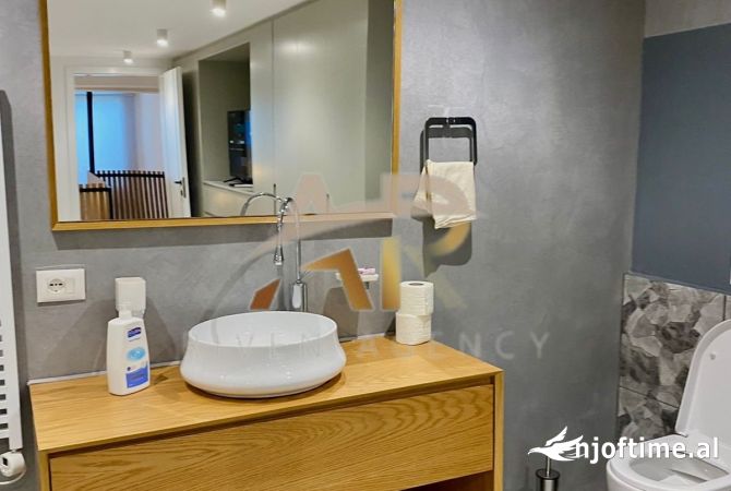 Shtepi me qera Duplex(shtepi me 2 kate) ne Tirane, 2+1, Mobilimi Pjeserisht e mobiluar, Pagesa 1,200  Euro.