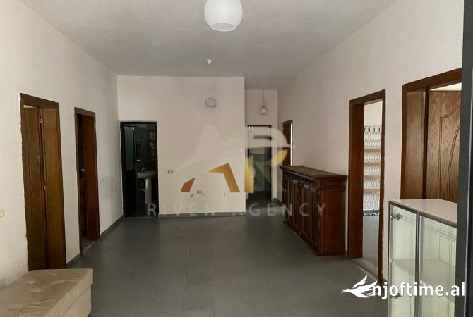 Shtepi me qera Apartament ne Tirane, 3+1, Mobilimi Pjeserisht e mobiluar, Pagesa 70,000  Leke.