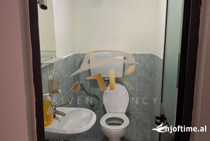 Shtepi me qera Apartament ne Tirane, 3+1, Mobilimi Pjeserisht e mobiluar, Pagesa 70,000  Leke.