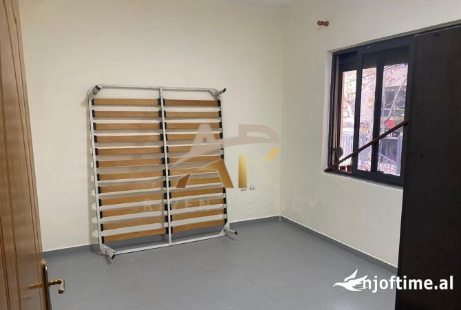 Shtepi me qera Apartament ne Tirane, 3+1, Mobilimi Pjeserisht e mobiluar, Pagesa 70,000  Leke.