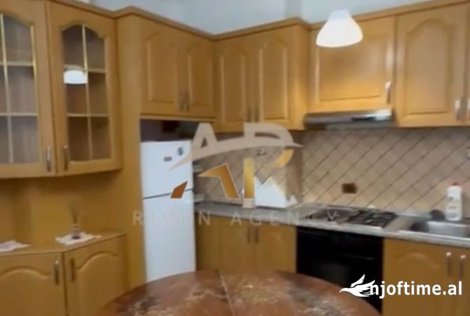 Shtepi me qera Apartament ne Tirane, 2+1, Mobilimi E mobiluar, Pagesa 800  Euro.