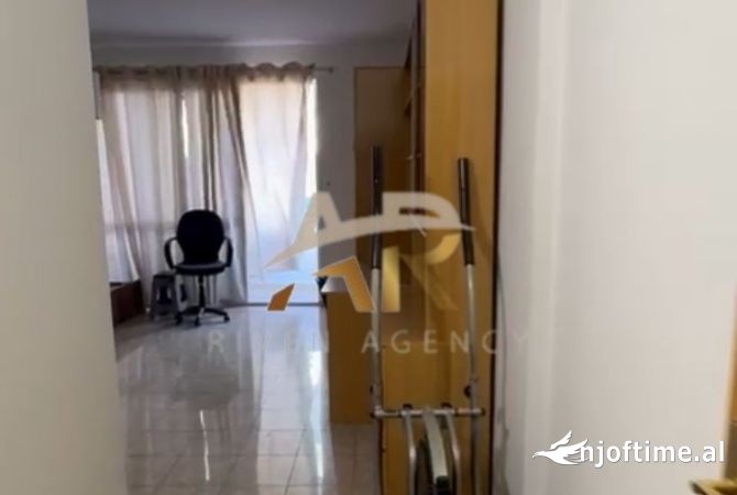Shtepi me qera Apartament ne Tirane, 2+1, Mobilimi E mobiluar, Pagesa 800  Euro.