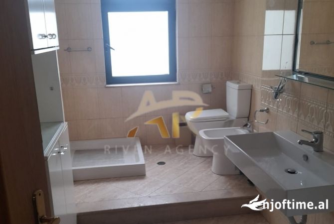 Shtepi me qera Apartament ne Tirane, 3+1, Mobilimi E mobiluar, Pagesa 700  Euro.