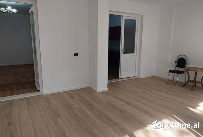 Shtepi me qera 2+1 ne Tirane - 1,000 Euro